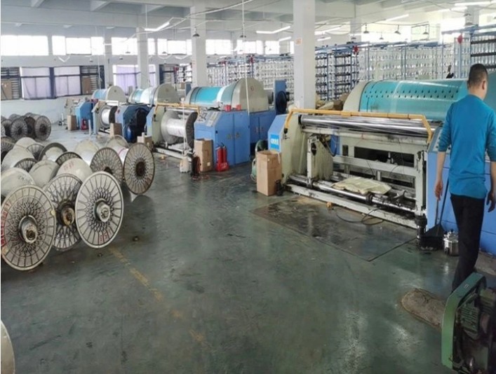 Osnovní hlava pro barevnou nylonovou přízi vodním paprskem